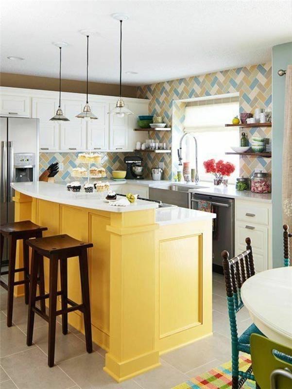 keittiökalusteet keltainen keittiösaari värilliset seinälaatat värikäs matto