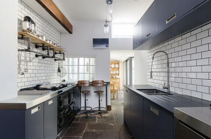 keittiön suunnittelu harmaa keittiökaapit valkoiset seinälaatat