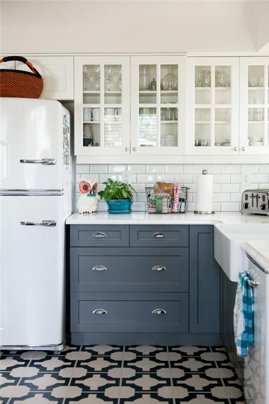 keittiökalusteet harmaat keittiökaapit valkoiset seinäkaapit valkoinen retro jääkaappi