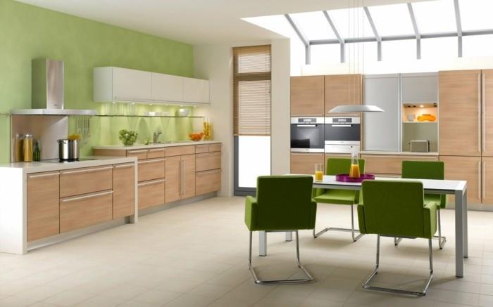 keittiökalusteet vihreät tuolit vaaleat lattialaatat puukuvioita
