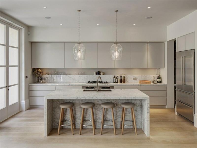 keittiökalusteet neutraaleissa väreissä marmorisilla keittiökaapilla keittiösaari