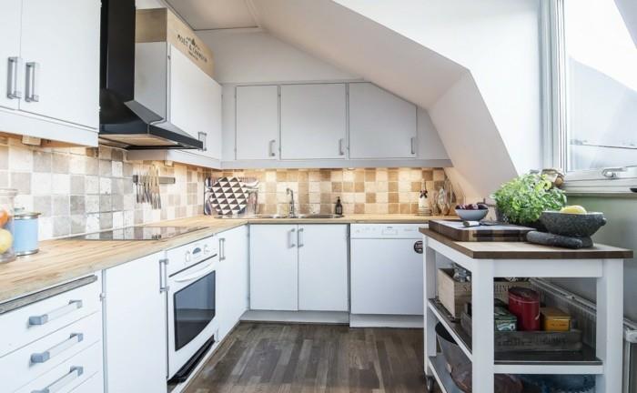 Ylimmän kerroksen asunto keittiövälineet mansardikatto viisto katto sisustusideoita keittiö 1