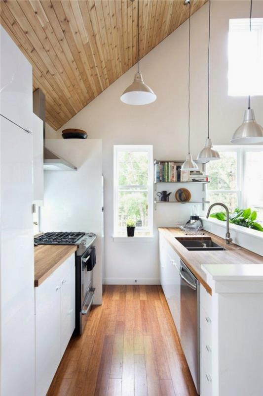 Ylimmän kerroksen asunto keittiökalusteet viisto katto sisustusideoita keittiö26