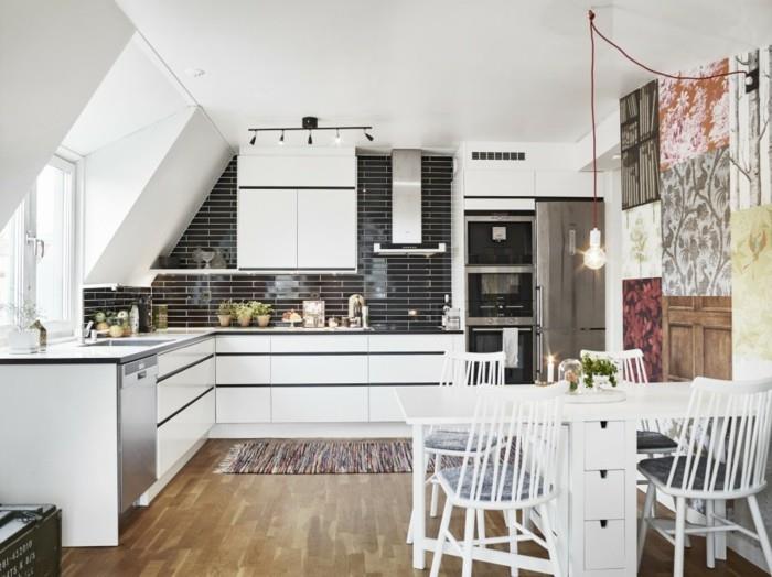 Ylimmän kerroksen asunto keittiökalusteet viisto katto sisustusideoita keittiö37