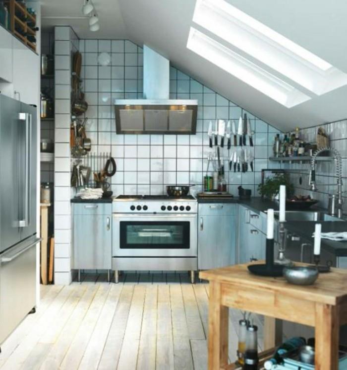Ylimmän kerroksen asunto keittiövälineet mansardikatto viisto katto sisustusideoita keittiö4