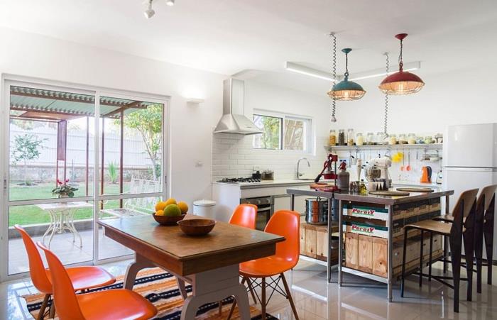 keittiökalusteet oranssit keittiön tuolit värilliset riippuvalaisimet