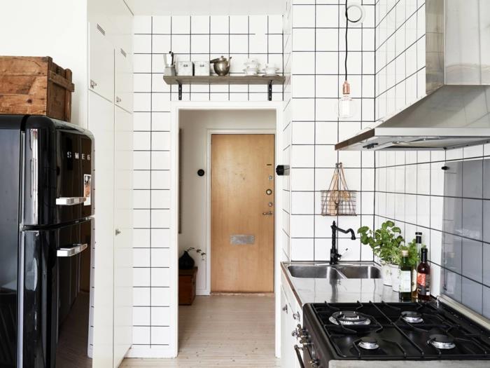 keittiökalusteet musta retro jääkaappi valkoinen seinälaatat kasvit
