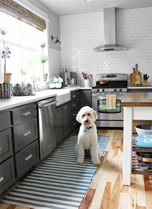 keittiökalusteet raidallinen matto harmaa keittiökaapit