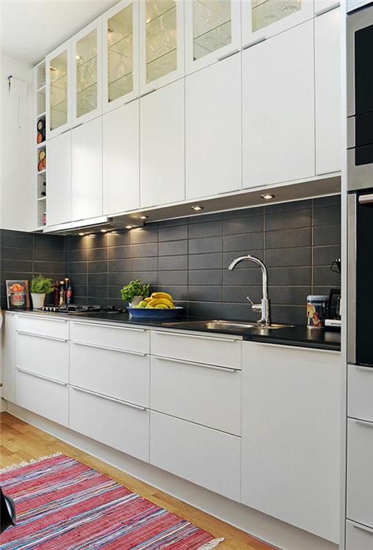 keittiökalusteet matto juoksija raidat harmaa keittiö takaseinä