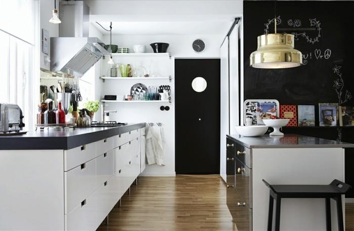 keittiökalusteet valkoiset keittiökaapit musta aksentti seinäpuukuvioita