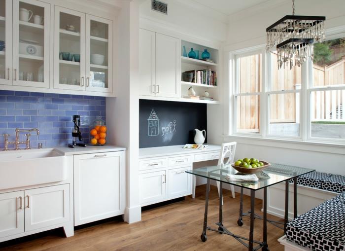 keittiökalusteet elävät ideat keittiö sininen metrolaatat valkoiset keittiökaapit