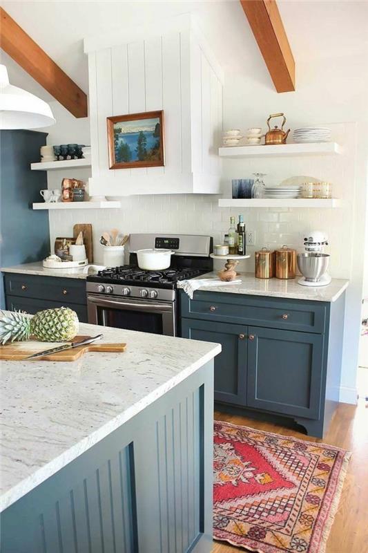 keittiön värit tummansiniset sävyt näyttävät upeilta yhdessä valkoisen kanssa