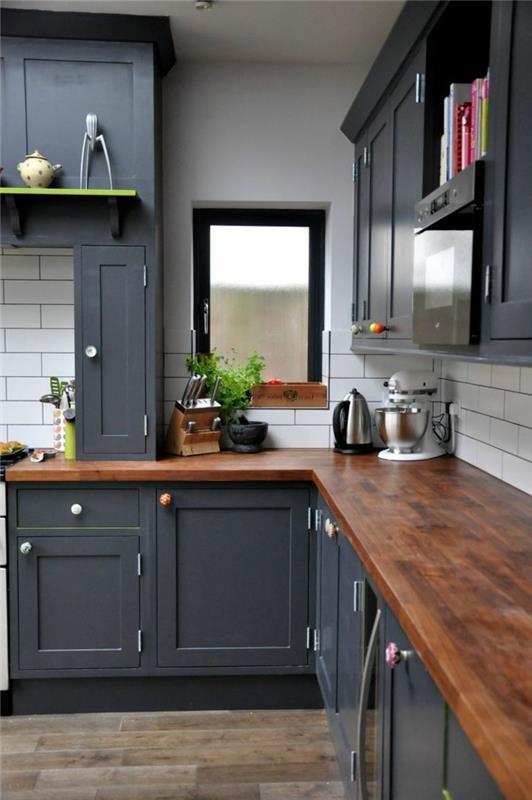 keittiön värit, mustat keittiökaapit ja puinen työtaso