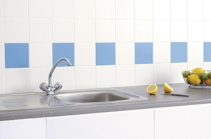 Keittiön laattojen valinta minimalistinen sininen valkoinen klassikko