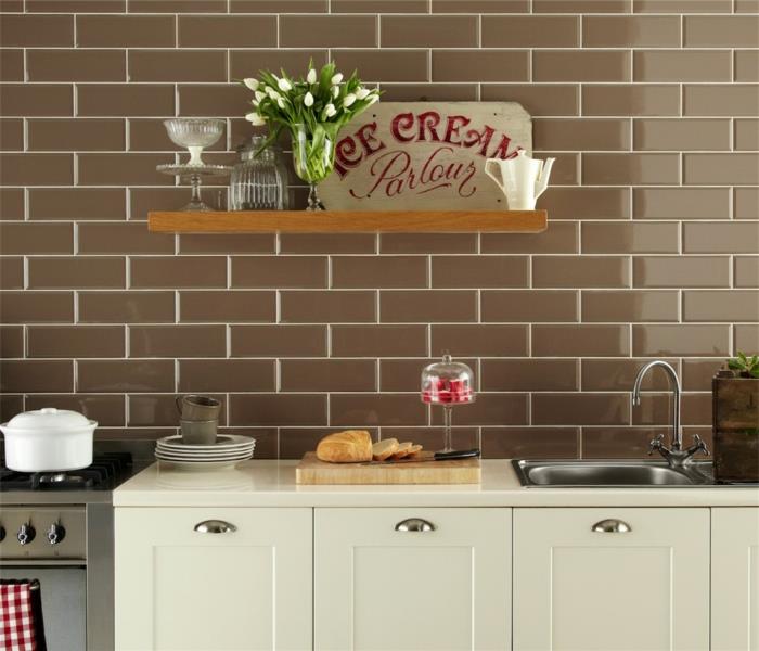keittiölaatat seinä ruskeat seinälaatat valkoiset keittiökaapit