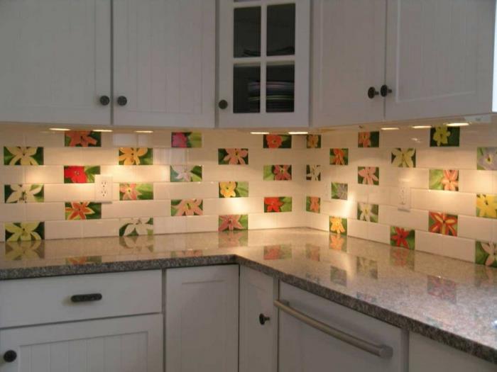 keittiölaatat seinäväriset laatat keittiökalusteet valkoiset keittiökaapit
