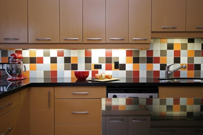 keittiölaatat seinäväriset seinälaatat tyylikkäät keittiökaapit sisustavat keittiön