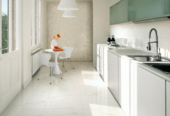keittiölaatat seinälaatat lattialaatat valkoiset keittiökaapit pieni keittiön pöytä