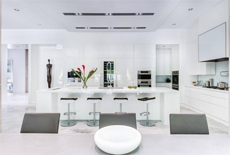 keittiön suunnittelu lattia marmori valkoiset keittiökaapit ja keittiösaari
