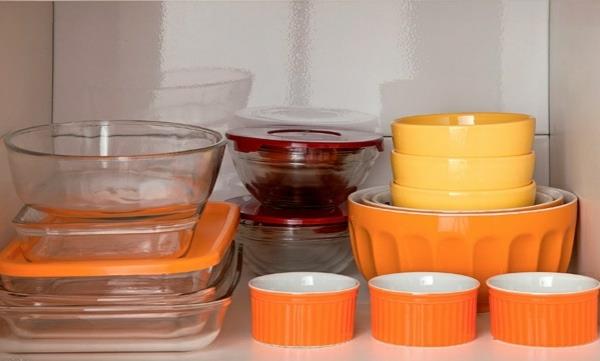 keittiön suunnitteluideat keittiön kaapit järjestävät säilytystilaa astiat oranssi