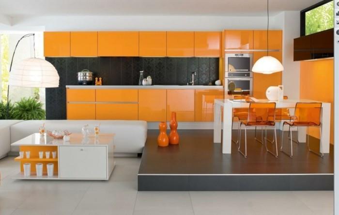 keittiön suunnittelu keittiökaapit oranssina ja kauniit värikontrastit