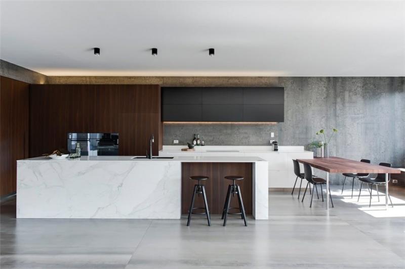 Keittiön suunnittelu marmorisella keittiösaaren seinäpeitteellä