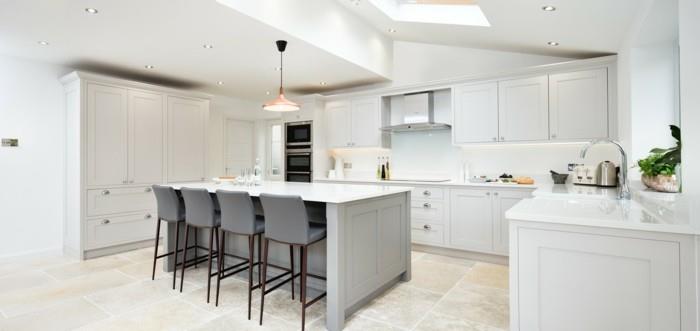 keittiön suunnittelu valkoisilla keittiökaappeilla ja tyylikkäillä lattialaatoilla