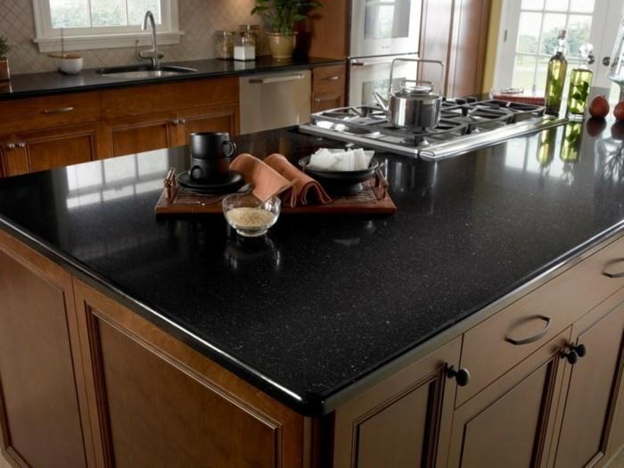 keittiön muotoilu kvartsi kivi työtaso mustissa ja tyylikkäissä keittiökaapissa