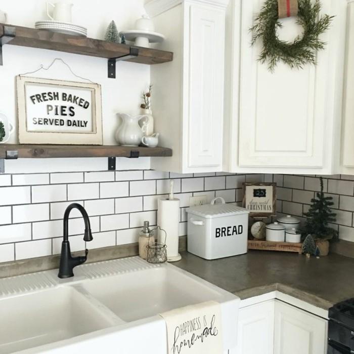 keittiön suunnittelu valkoinen keittiö, jossa on avoimet seinähyllyt