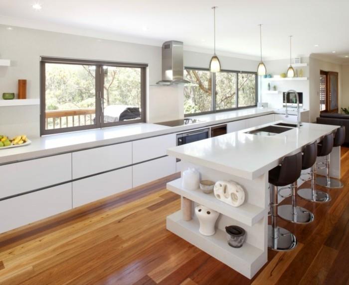 keittiön suunnittelu valkoiset keittiökaapit kauniit lattia -ikkunat