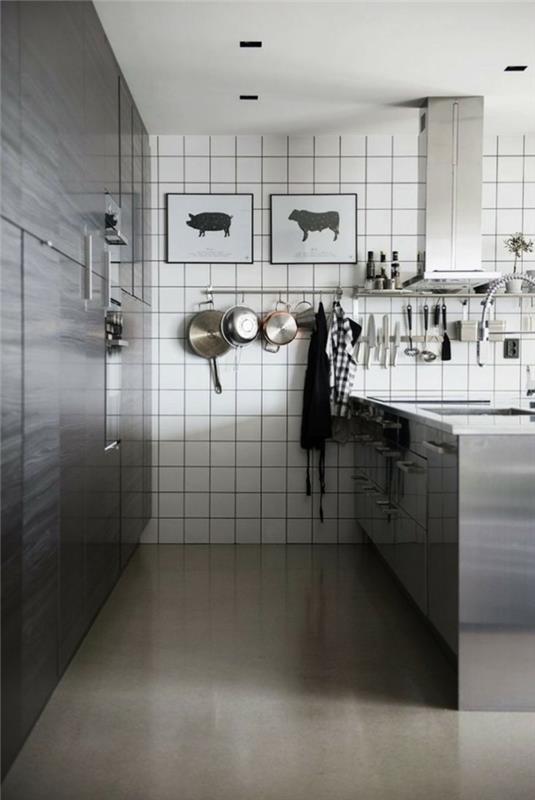 keittiöideat metallikiskot astiat järjestä valkoiset seinälaatat