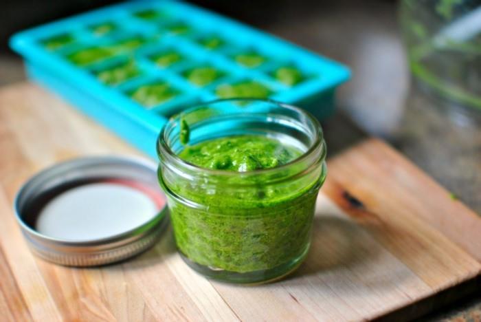 Valmista kulinaariset yrtit basilika pesto kotona