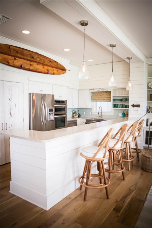 keittiö keittiö saari riippuvalaisimet puuelementit puulattia Keittiölamput Keittiösaari riippuvalaisimet puiset elementit