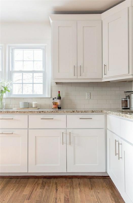 keittiökalusteet keittiökaapit valkoinen ja ruskea