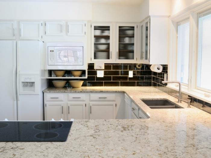 keittiökalusteet marmori työtaso keittiö takaseinä tummat seinälaatat valkoiset keittiökaapit