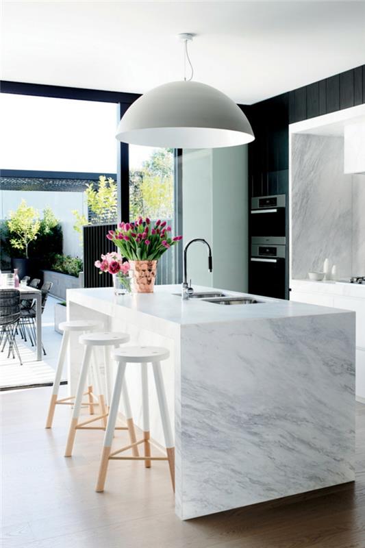 keittiökalusteet marmorinen keittiösaari baarituoli tulppaanit