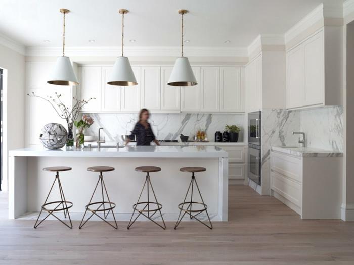 keittiökalusteet valkoiset keittiövälineet keittiösaaren baarituolit riippuvat lamput marmoriseinät