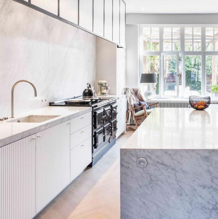 keittiökalusteet valkoinen keittiökalusteet keittiö takaseinä marmorinen ilme