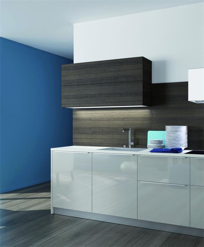 keittiökalusteet valkoiset perusyksiköt peilipinnat sininen aksentti seinä