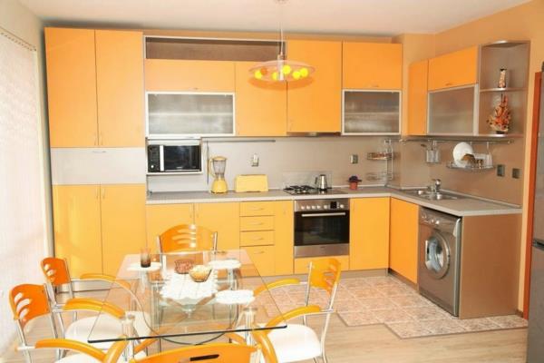 keittiön suunnittelu oranssi keittiökaapit metallinen lasi ruokapöytä