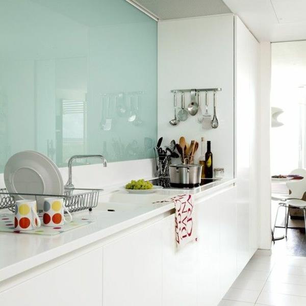 keittiön takaseinä lasista kaakeloitu peililasi minttu vihreä keittiön takaseinät
