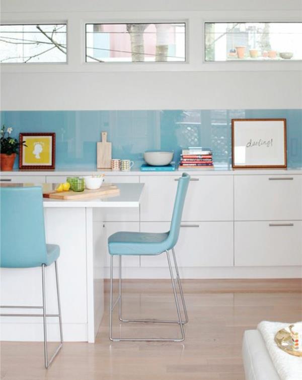 keittiön takaseinä lasista keittiön takaseinä pleksilasi vaaleansininen keittiösaari
