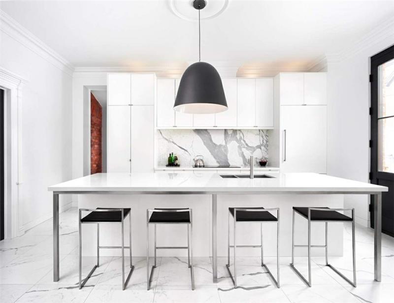 keittiön takaseinä marmorista valkoista keittiösaaren baarituolia iso riippuvalaisin