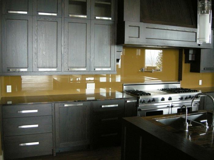 keittiön takaseinä lasi keltainen tumma keittiökaapit
