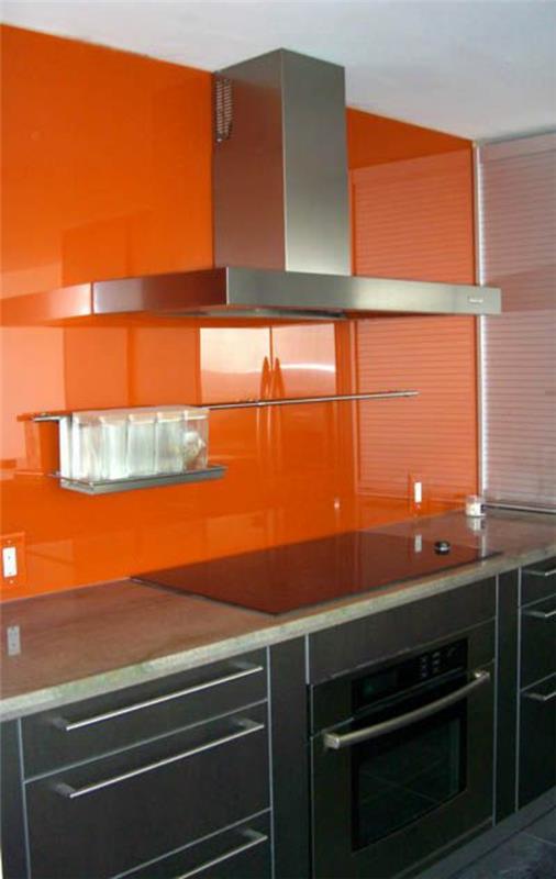 keittiö takaseinä lasi keittiö takaseinä pleksilasi oranssi lasiseinä keittiö