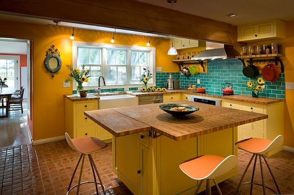 Keittiön takaseinä turkoosi laatat kirkkaan keltainen jakkara laiha keittiön työtaso