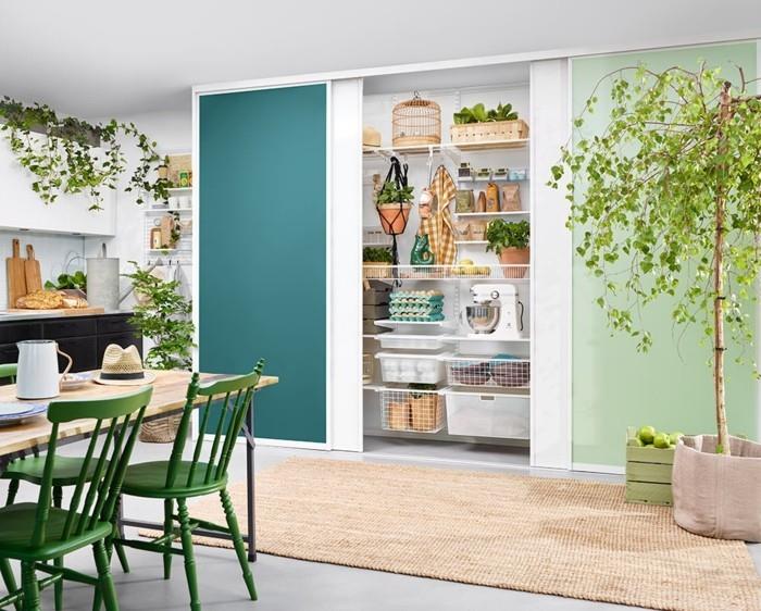 keittiöhyllyt seinähyllyt hyllyjärjestelmä ruokapöytä vihreät tuolit