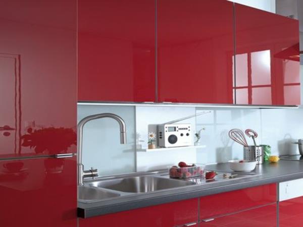 keittiökaapit peittävät keittiön etupinnat kiiltävällä punaisella kalvolla
