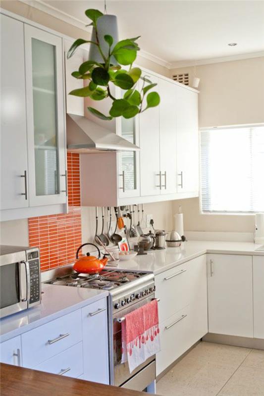 keittiöpeili keittiö takaseinä pienet seinälaatat oranssi valkoinen keittiökaapit