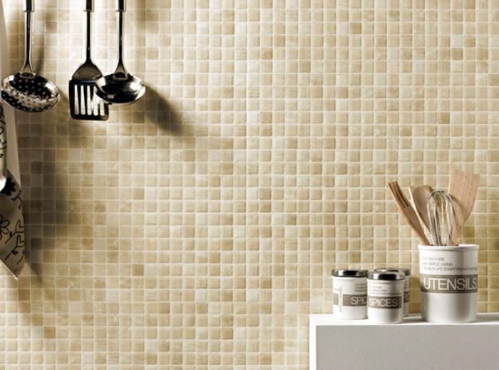 keittiöpeili keittiö takaseinä mosaiikki seinälaatat keittiövälineet